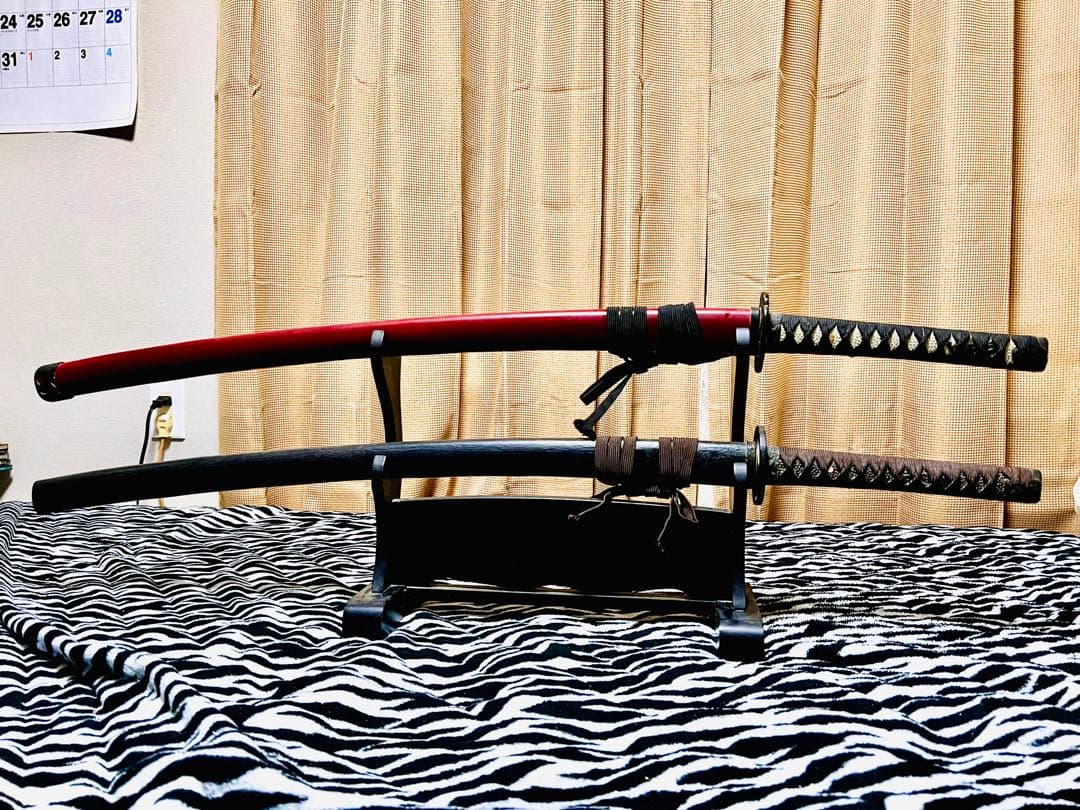 黒と赤の模造刀2本　模擬刀　武具　コスプレ　刃　刃文　コメント希望　沖縄離島不可