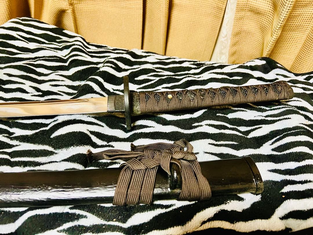 黒と赤の模造刀2本　模擬刀　武具　コスプレ　刃　刃文　コメント希望　沖縄離島不可