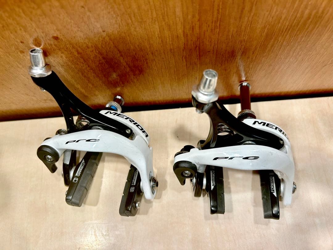 【貴重な白×黒キャリパーブレーキ】MERIDA品ドレスアップ用★カッコいいです！