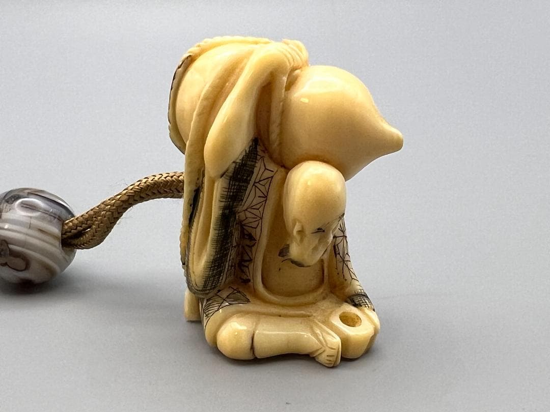 蒔絵五段印籠 風景図蒔絵 金梨地 瓢箪仙人牙根付 瑪瑙 緒締 精細細工 明治時代