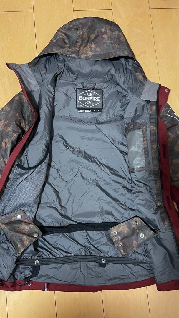 BONFIRE スノーボードジャケット ボルドー/カモフラージュ