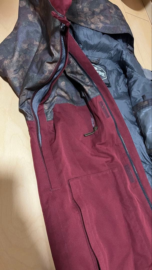 BONFIRE スノーボードジャケット ボルドー/カモフラージュ