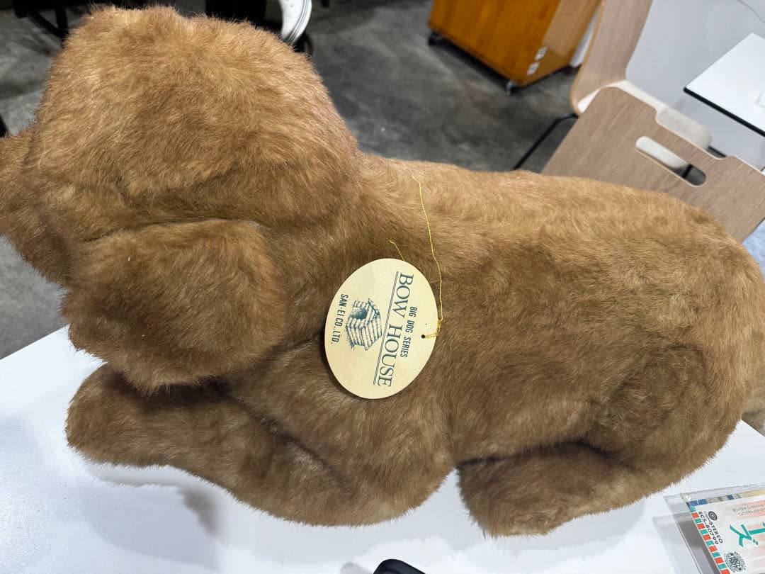 三英貿易株式会社の大きな犬のぬいぐるみ