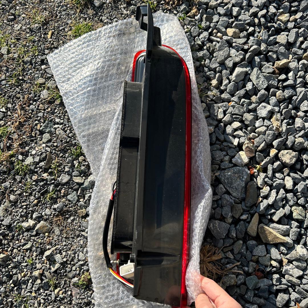 200系ハイエース　社外テールランプ　中古　右側