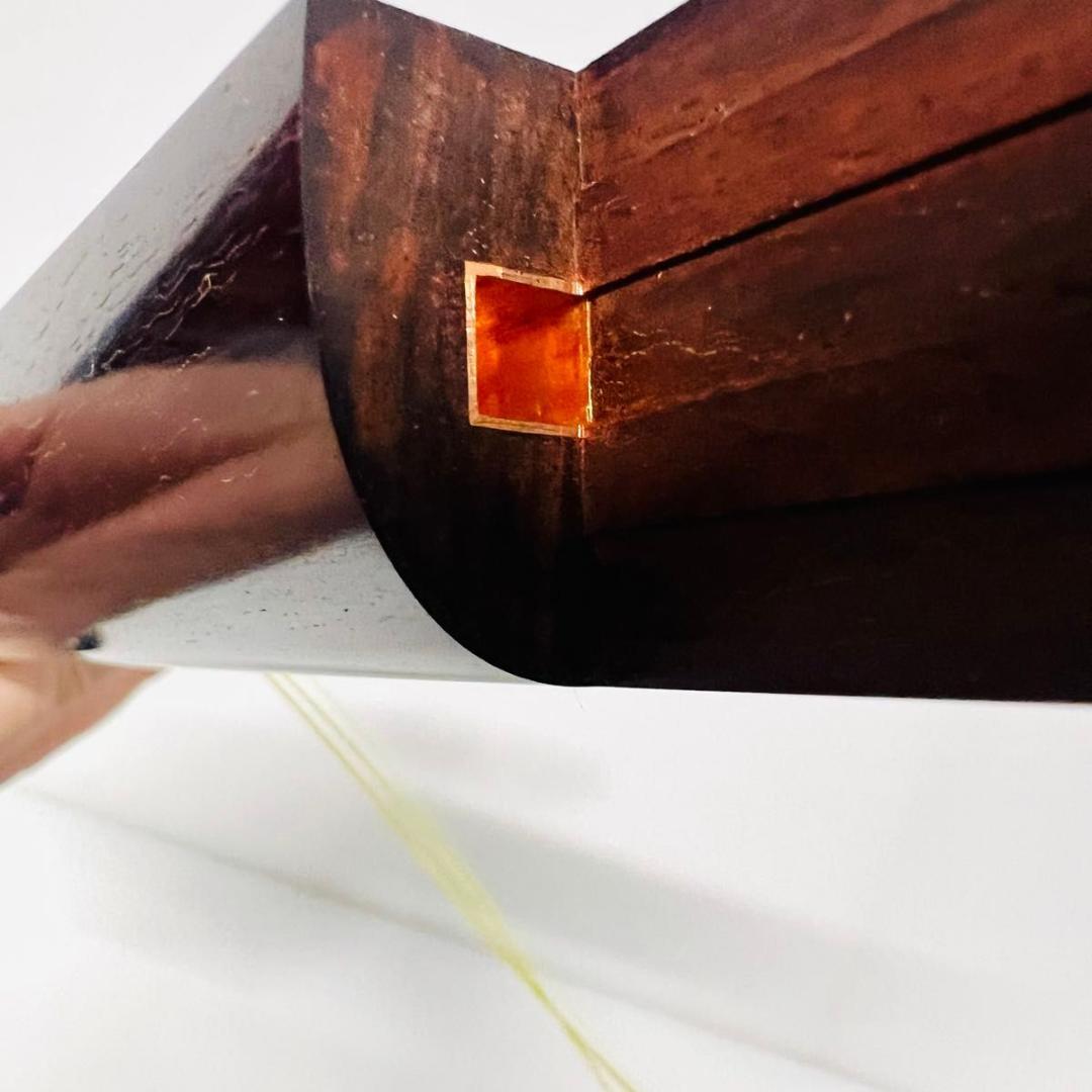 三味線　ハードケース付　中棹　K9 紅木 虎トチ 綾杉胴 金細 棹2.8cm