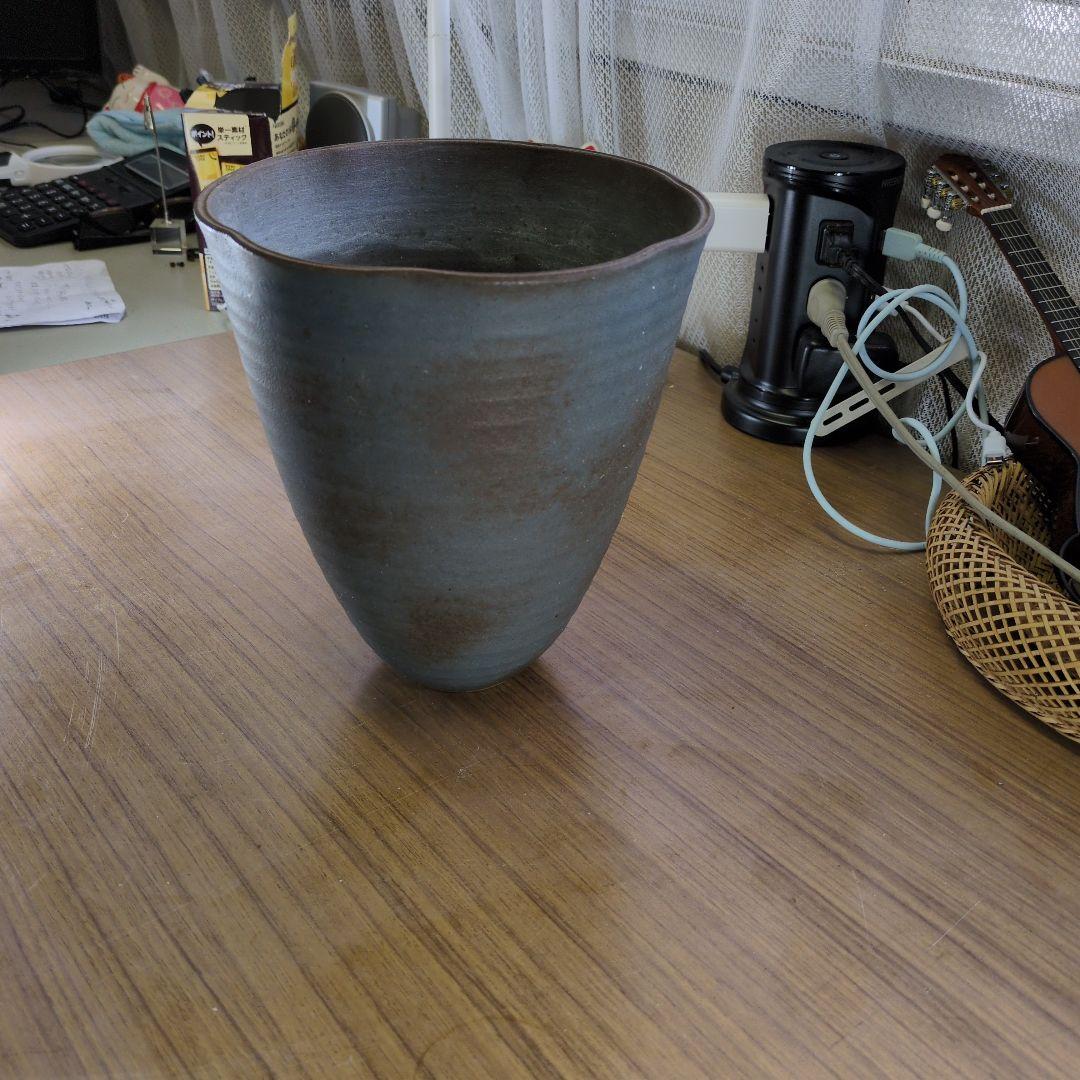 青みがかったグレーの陶器の花瓶 直径18.5cmX高さ20.5cm