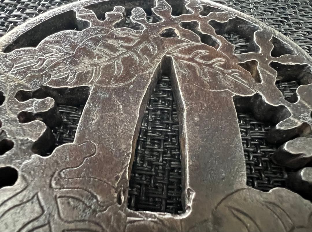 刀装具 刀鍔 鉃地 透かし鍔 吉祥文様 無銘 金象嵌 時代物 アンティーク 箱付