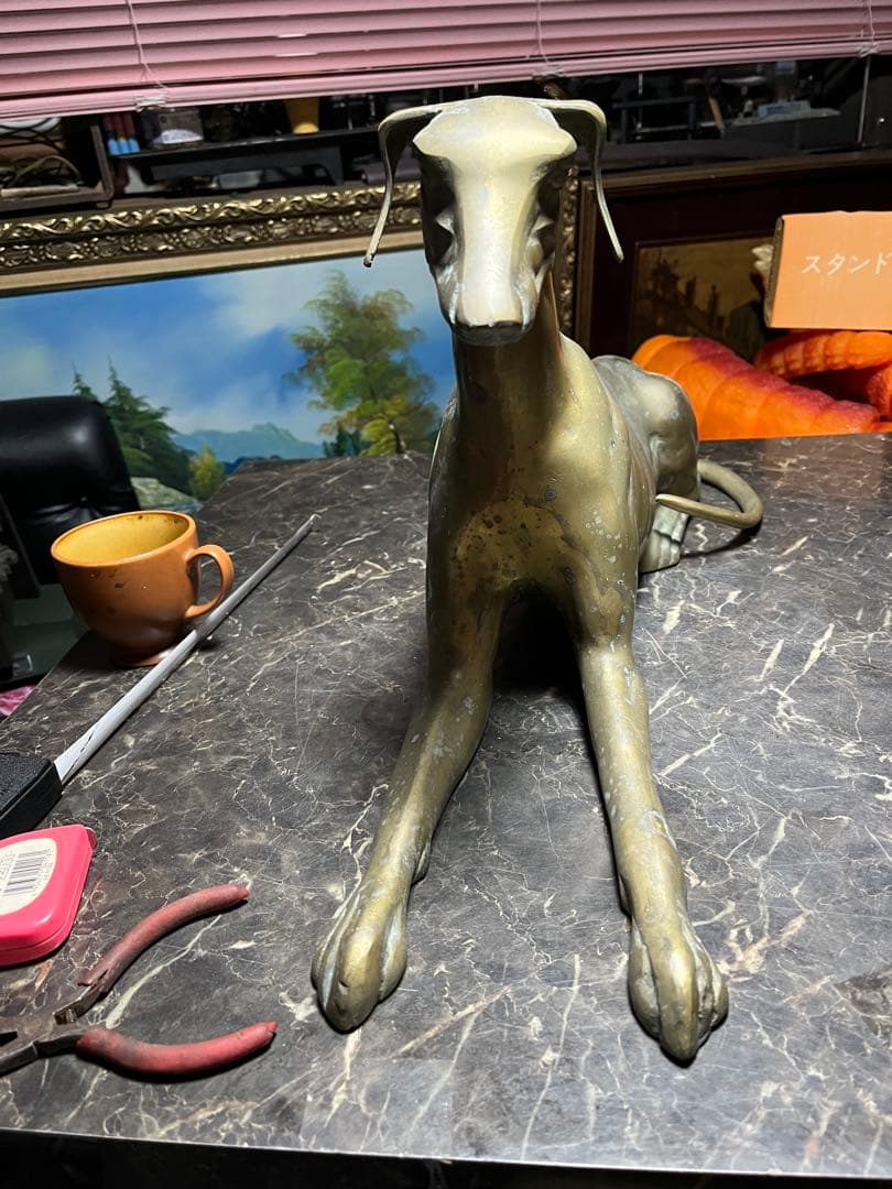 犬の置物　イングリッシュグレイハウンド　 真鍮製、オブジェ　真鍮製の犬