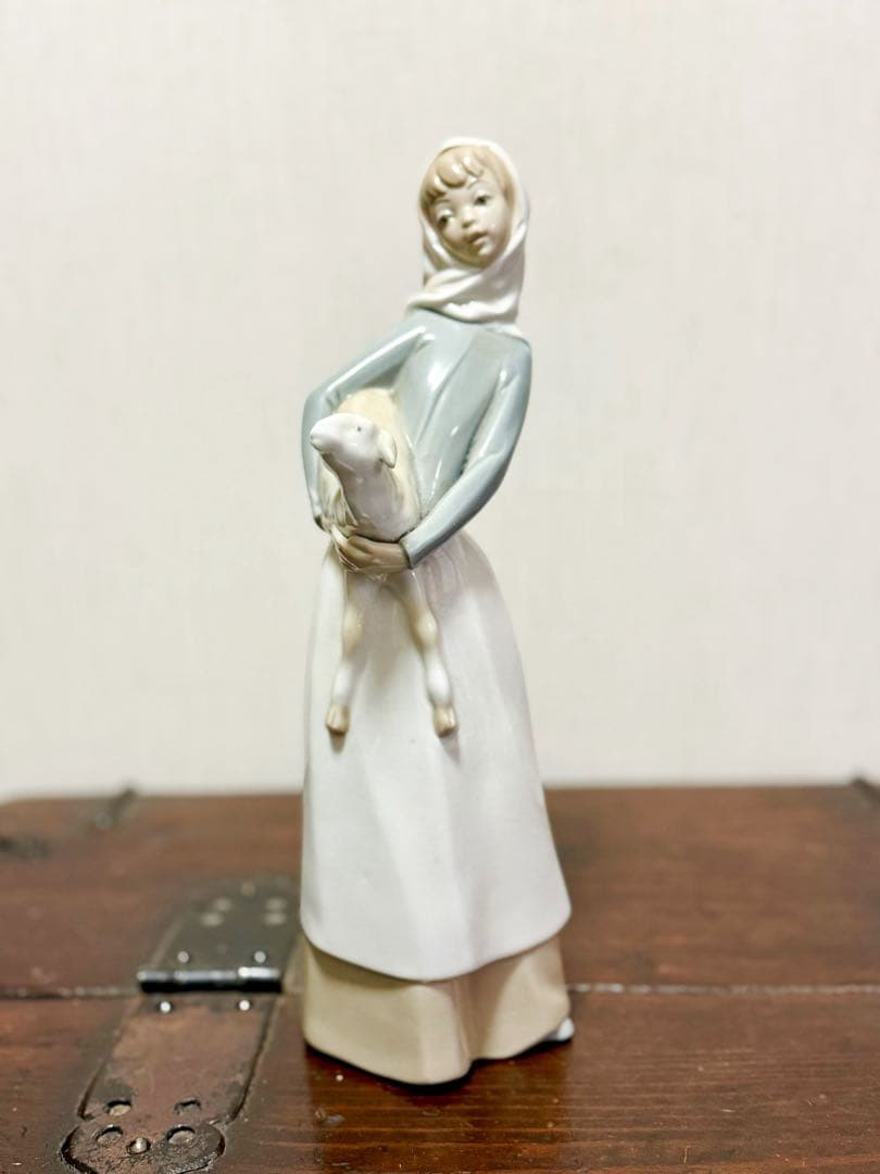 《Lladro》リヤドロ 陶器のフィギュリン ＊羊を抱いた少女　スペイン製