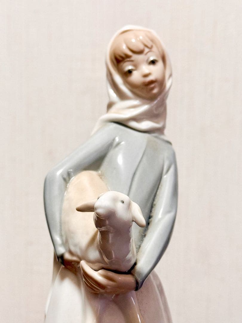 《Lladro》リヤドロ 陶器のフィギュリン ＊羊を抱いた少女　スペイン製