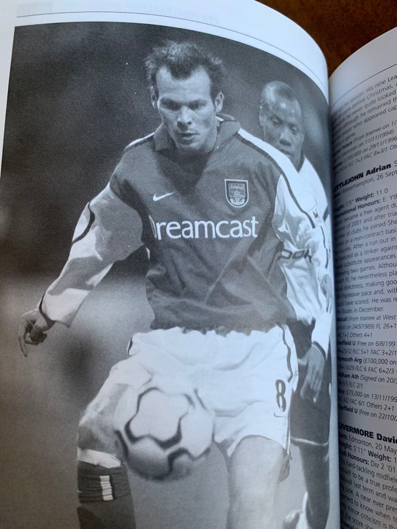 初版第一刷PFA(英国プロフットボール選手協会)発行 選手名鑑2002/2003