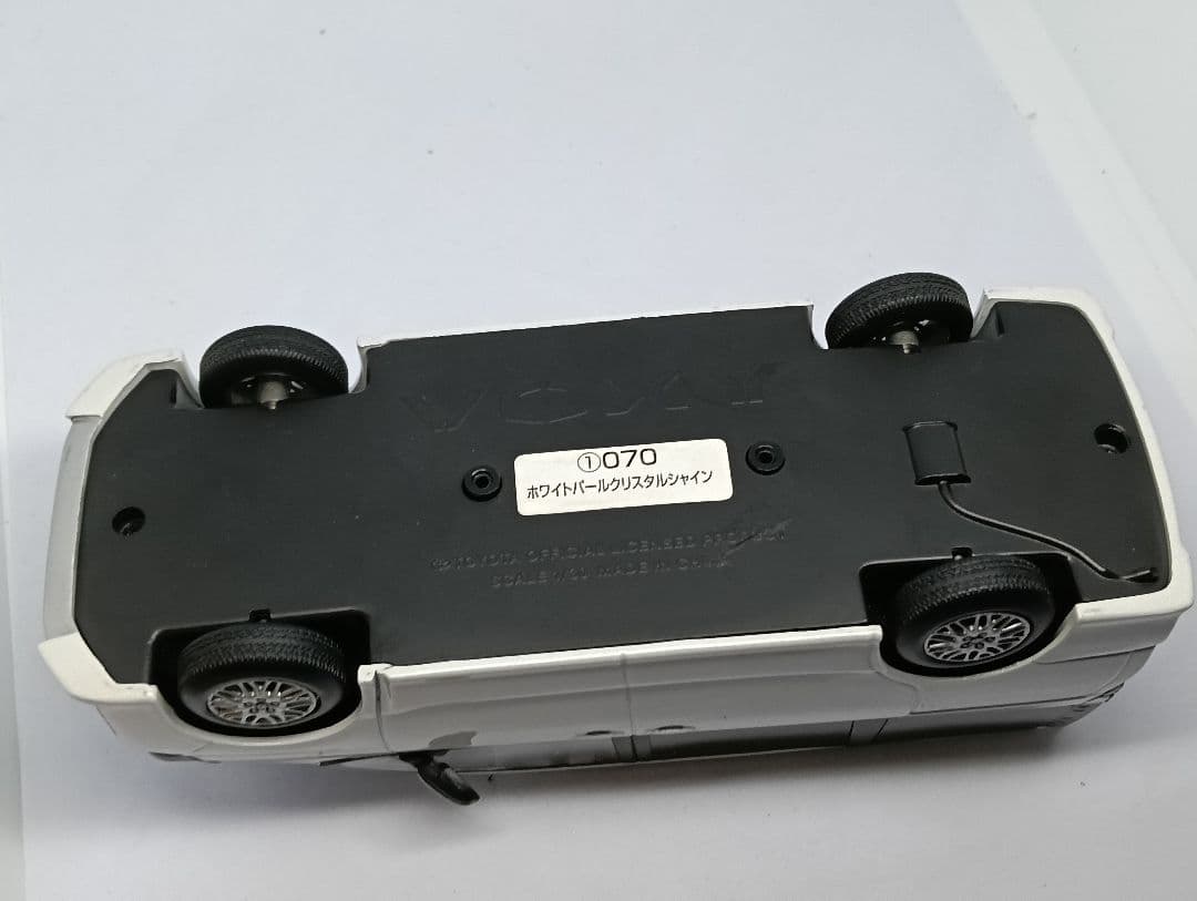 トヨタ　ヴォクシー　カラーサンプル　ミニカー　1/30　色見本　ホワイト　白