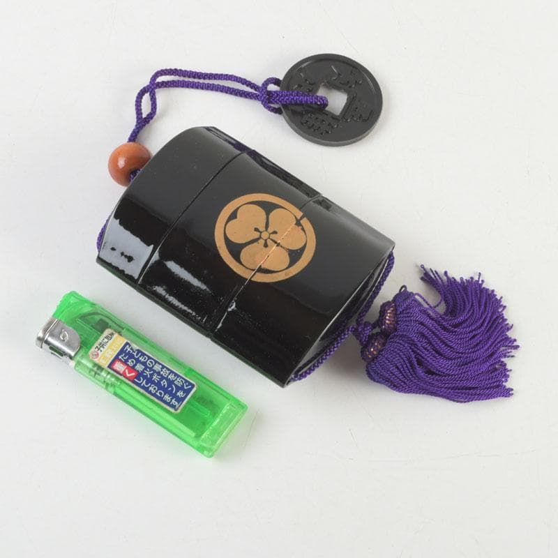 時代提げ物　黒漆　三つ葉葵蒔絵　印籠　薬入　根付　緒締め玉　C　9455