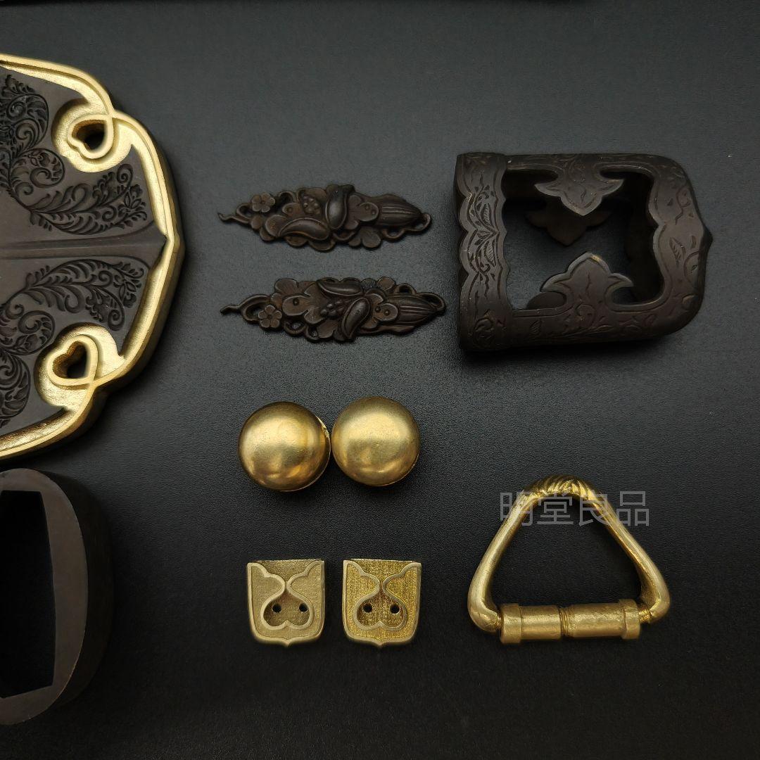 飾り太刀　太刀金具　煮黒　毛彫作　刀鍔　目貫　縁頭　切羽　鐺　柄鞘一式金具　銅製