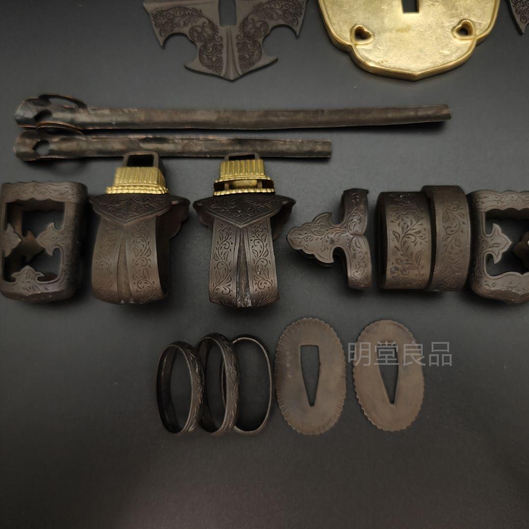 飾り太刀　太刀金具　煮黒　毛彫作　刀鍔　目貫　縁頭　切羽　鐺　柄鞘一式金具　銅製