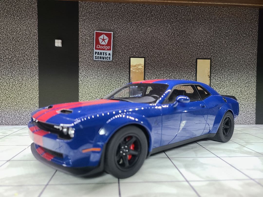 Dodge Challenger ミニカー 青と赤のストライプ 1/18