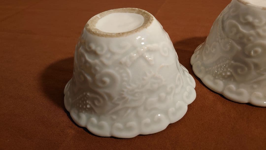 李朝　白磁　陽刻　龍文　アンティーク李朝　蔵出し　鑑賞陶器　２客