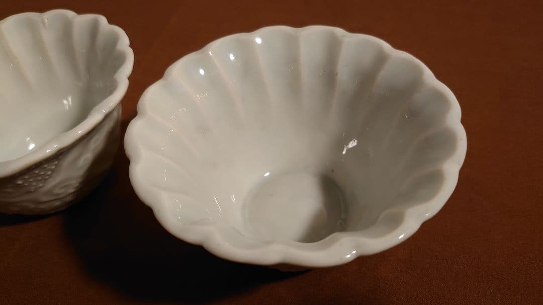 李朝　白磁　陽刻　龍文　アンティーク李朝　蔵出し　鑑賞陶器　２客