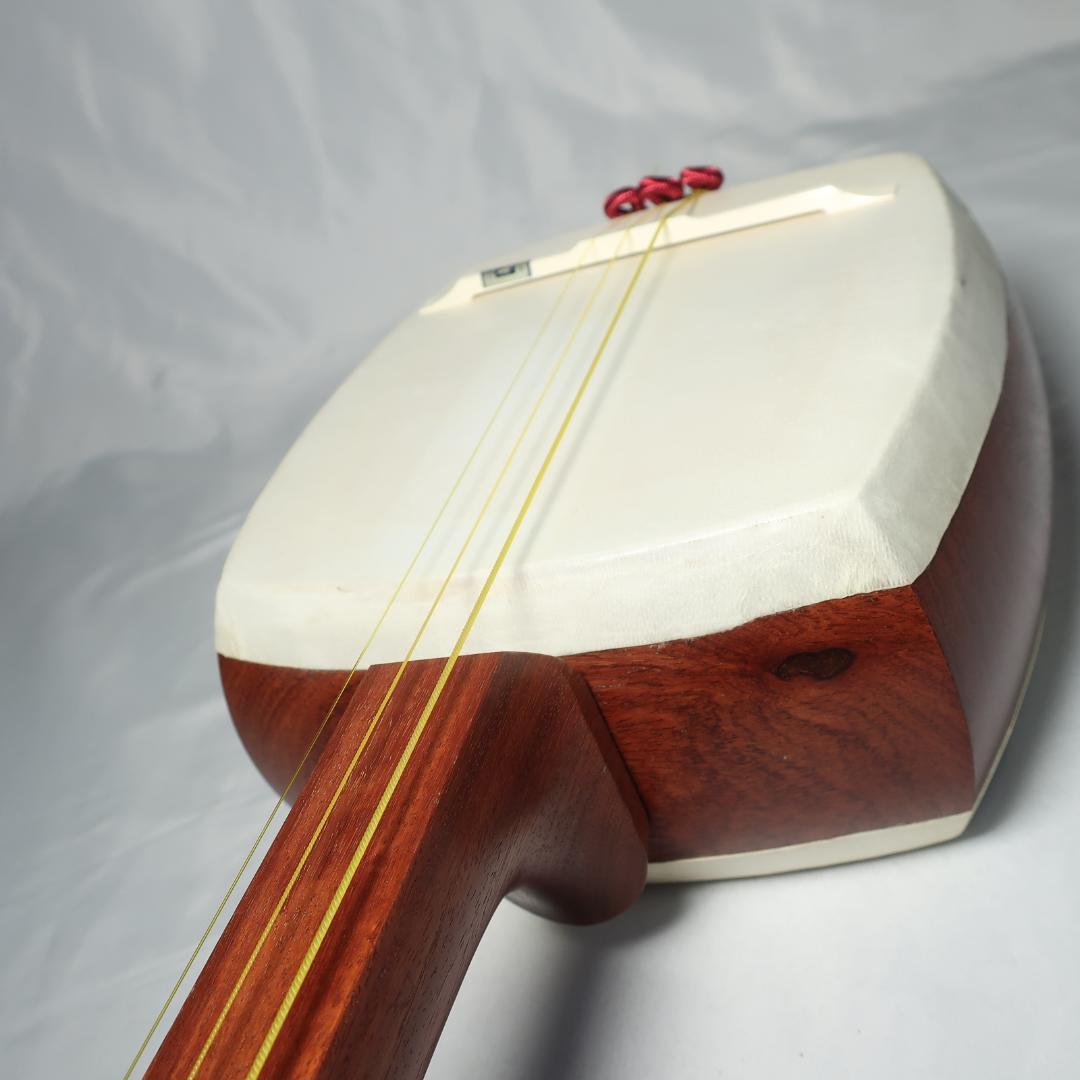 美品 津軽三味線 鼈甲撥 楽器ケース 予備弦 付属 和楽器
