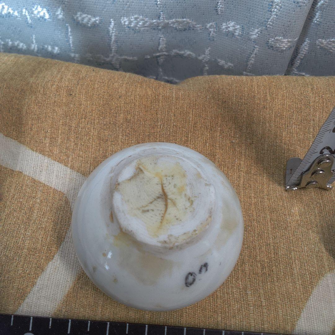 骨董 ？ 中国美術 ？ 白い陶器製の丸型空き瓶 小さい