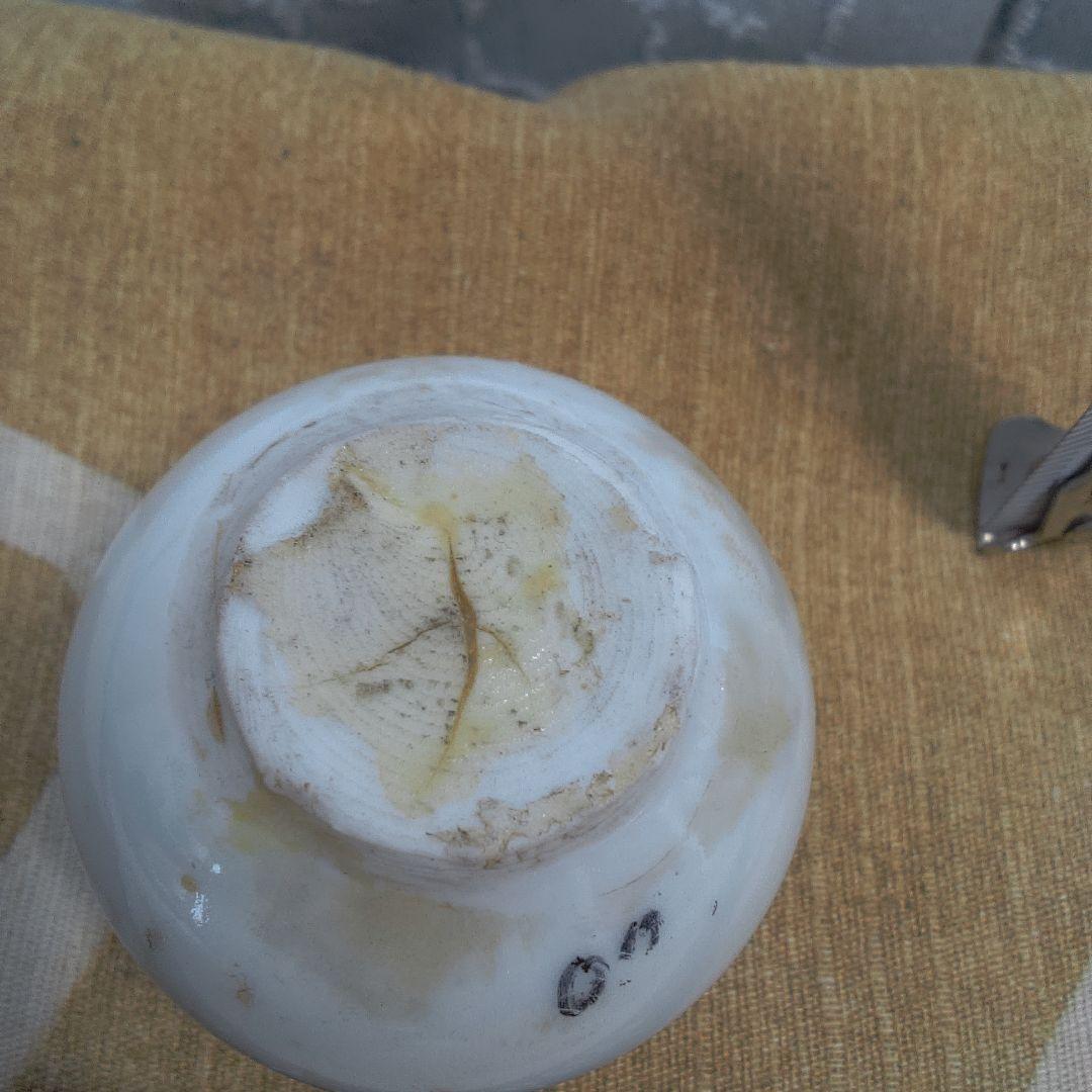 骨董 ？ 中国美術 ？ 白い陶器製の丸型空き瓶 小さい