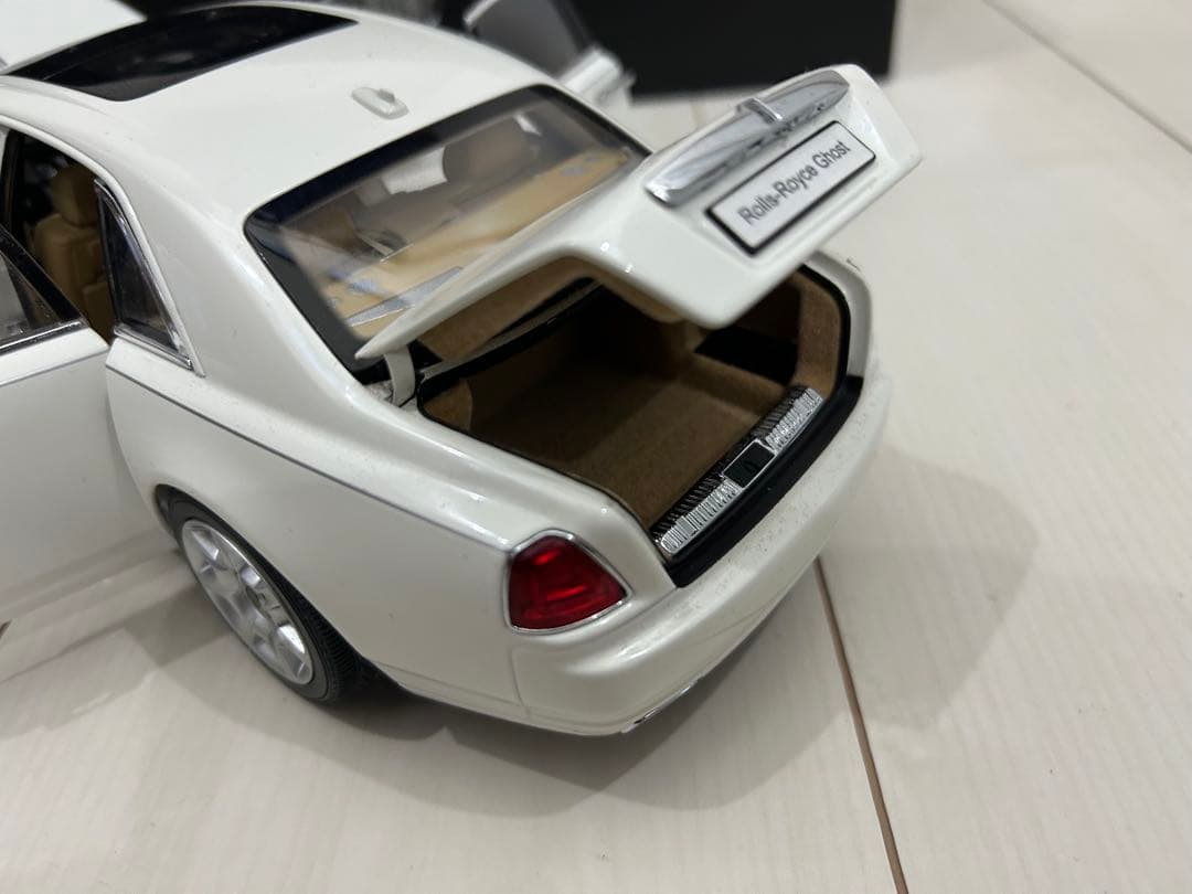 特価 1/18 ロールスロイス ゴースト Rolls-Royce Ghost 白