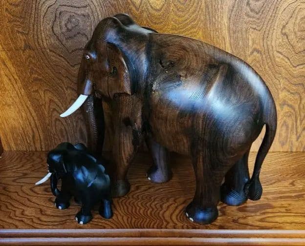 木製象と子象の彫刻