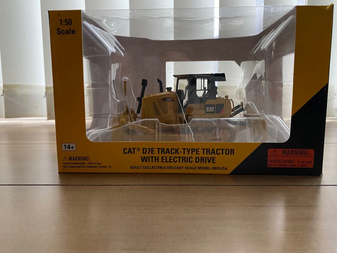 CAT D7E トラック型トラクター 1:50スケール