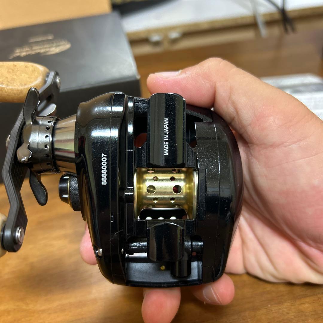 美品　Megabass Orochi 左巻きリール 7.1:1