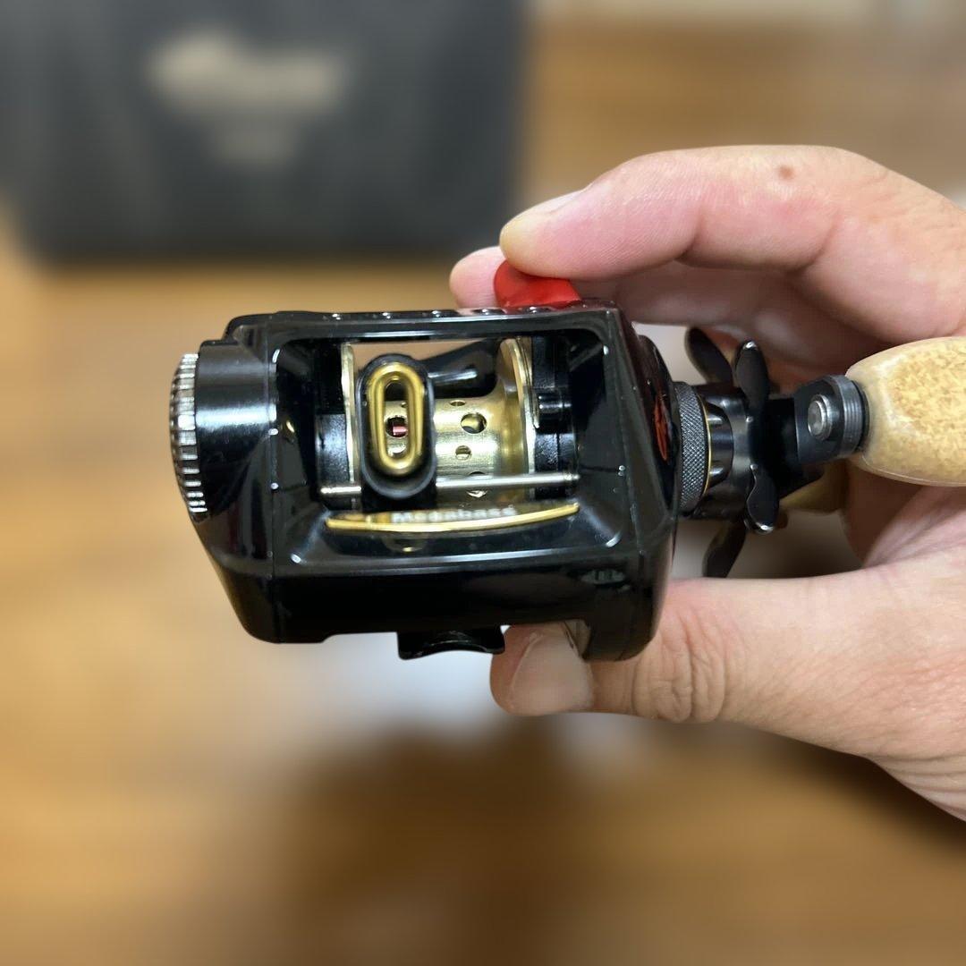 美品　Megabass Orochi 左巻きリール 7.1:1