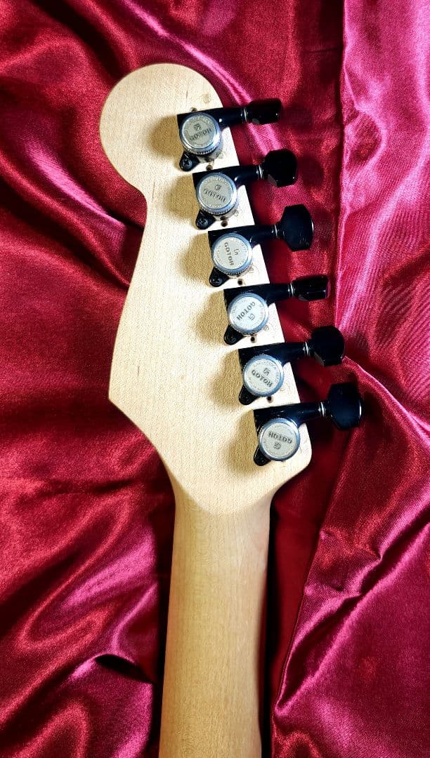 ハローキティ　ミニ　ストラトキャスター