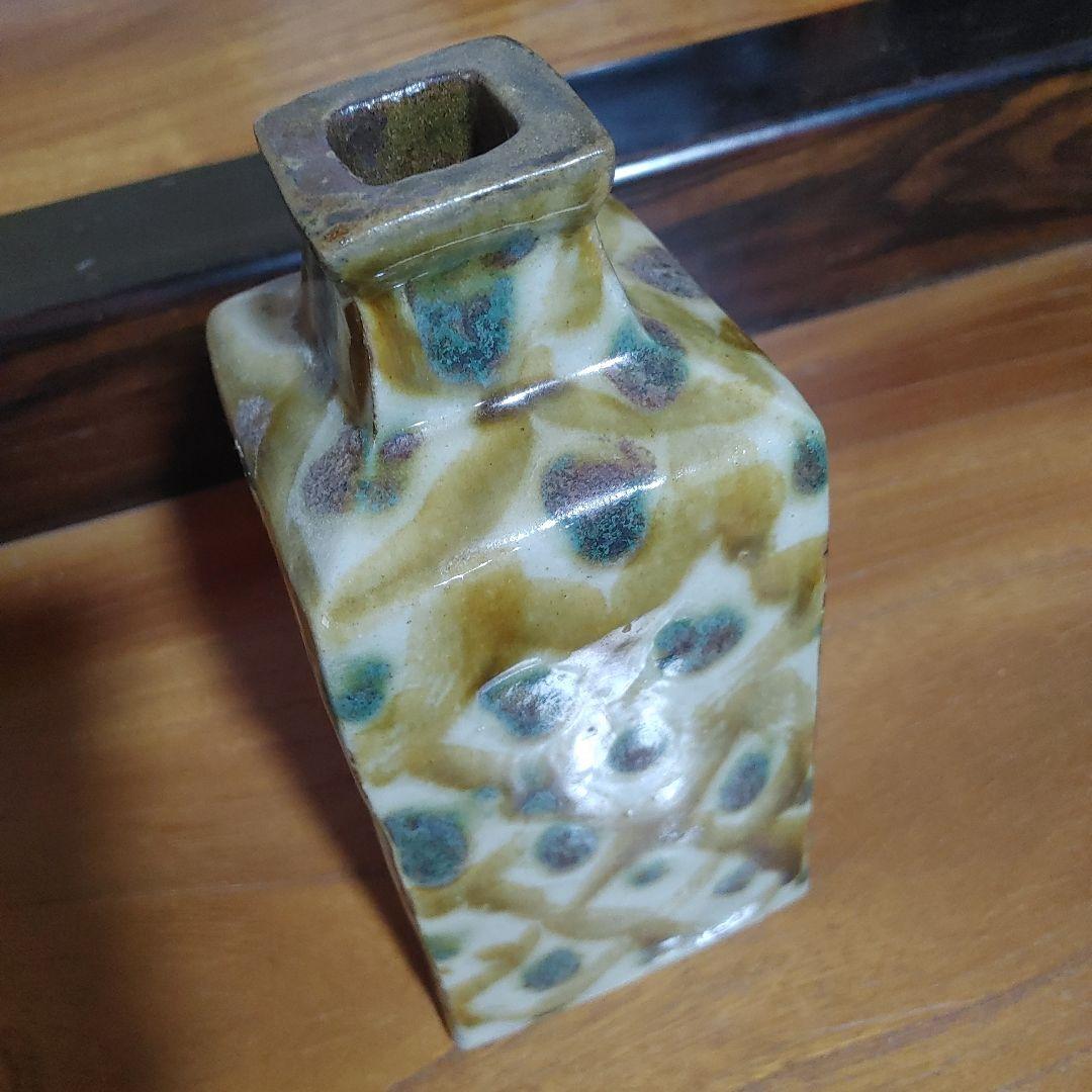 茶色と緑の斑点模様の陶器瓶