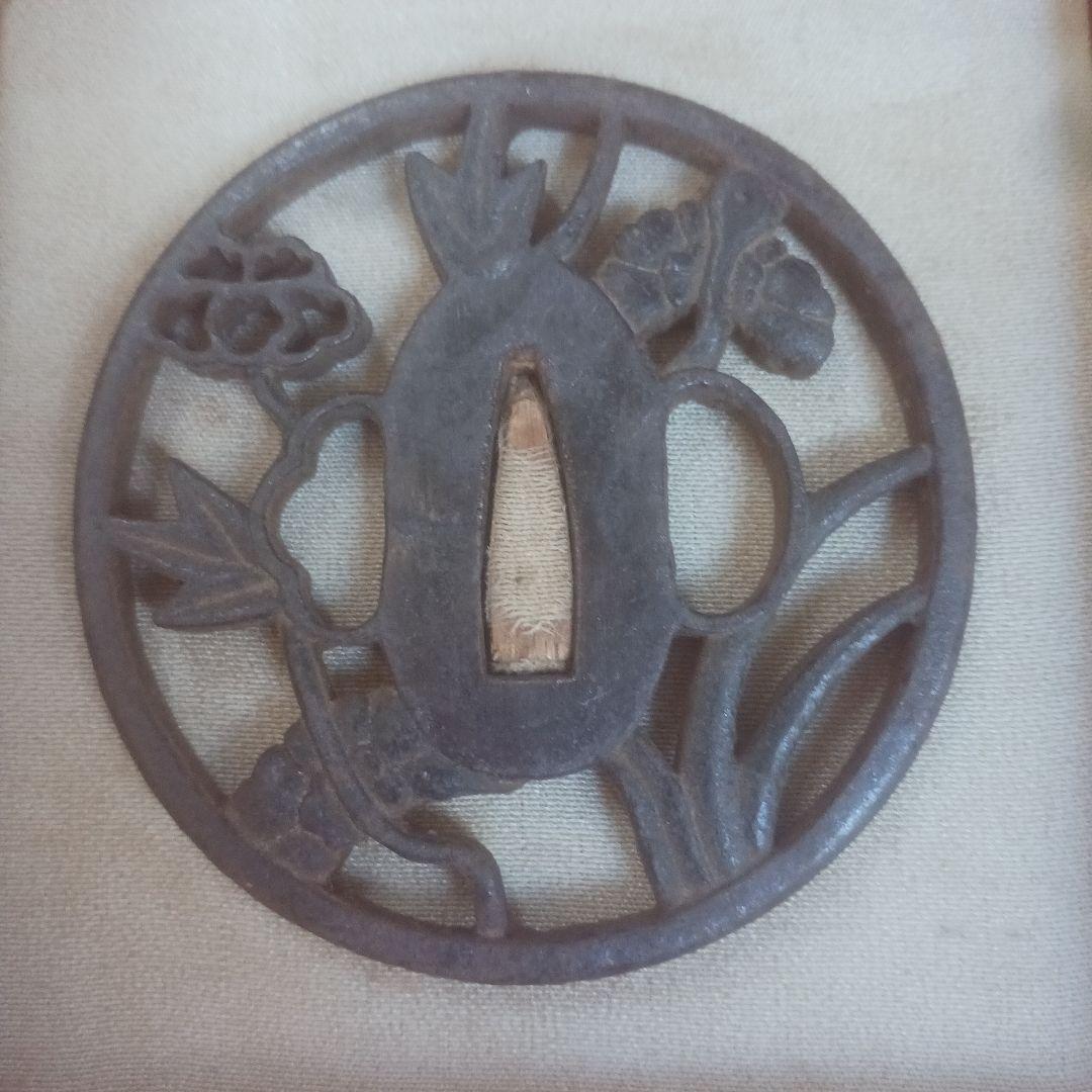 鐔　鍔　赤銅衣裳肉彫　長洲萩住 河治作　刀鐔