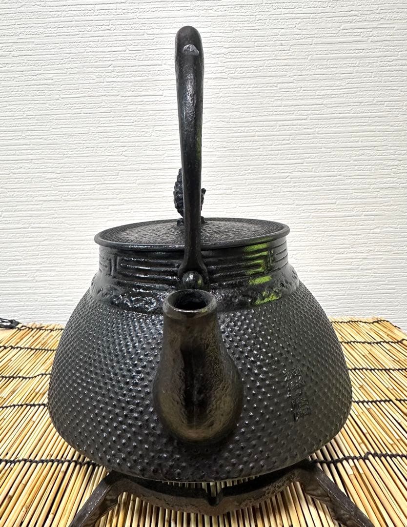 新品、供箱等付属品付　南部岩鋳四代目清末作 　真作保証　１８型アラレ　南部鉄瓶