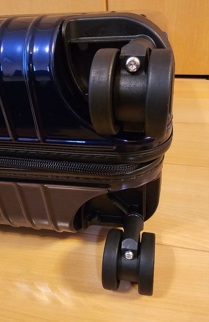 ☆ リモワ エッセンシャルライト キャビンS 31L グロスブルー 新品同様品