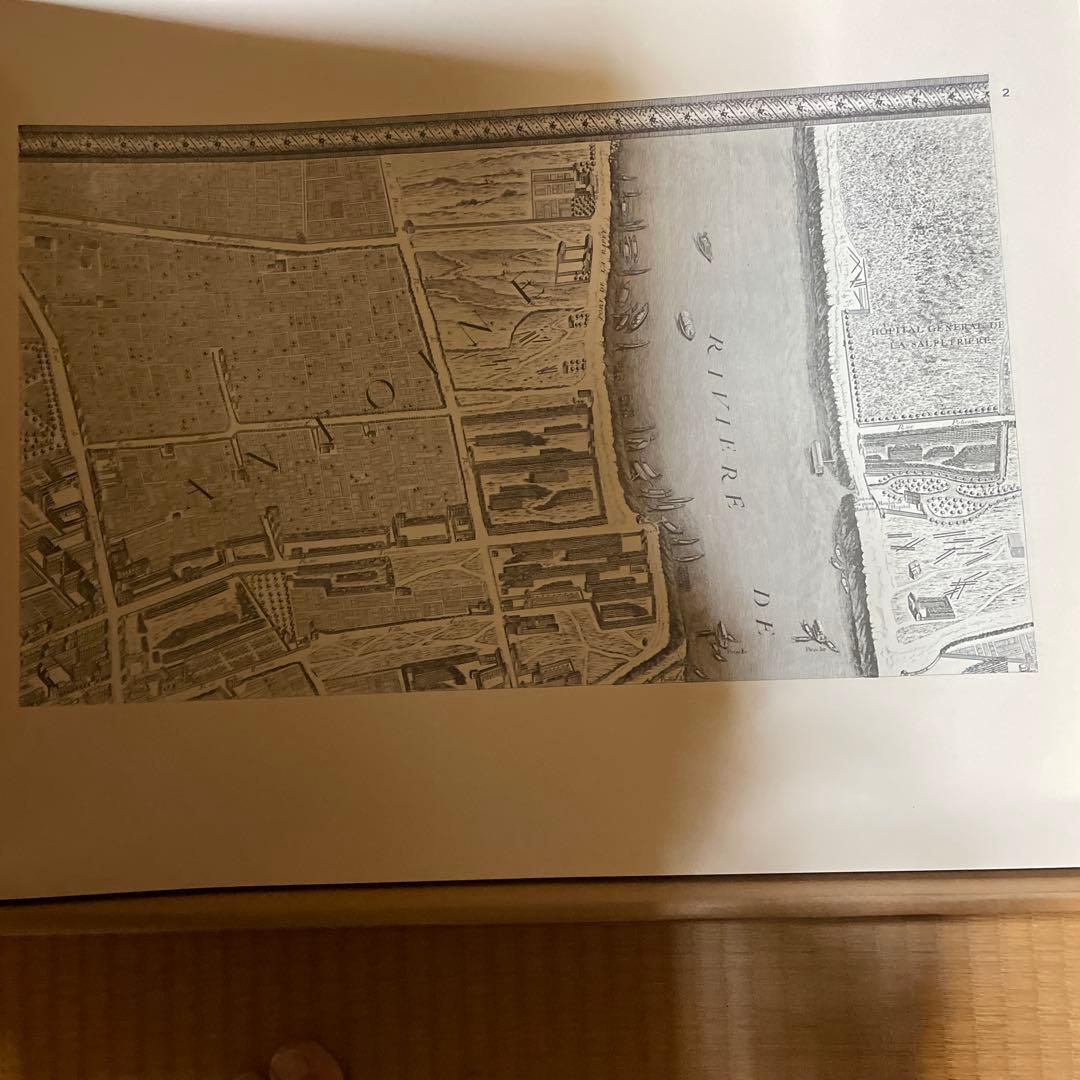 パリのクソでかい地図セット　2枚で畳0.4枚分(サイズ比較:サイクロン掃除機)