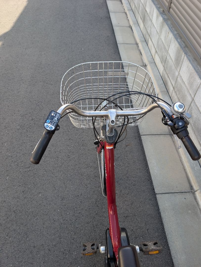 赤い電動アシスト自転車 シティタイプ YAMAHA パス ラフィーネ