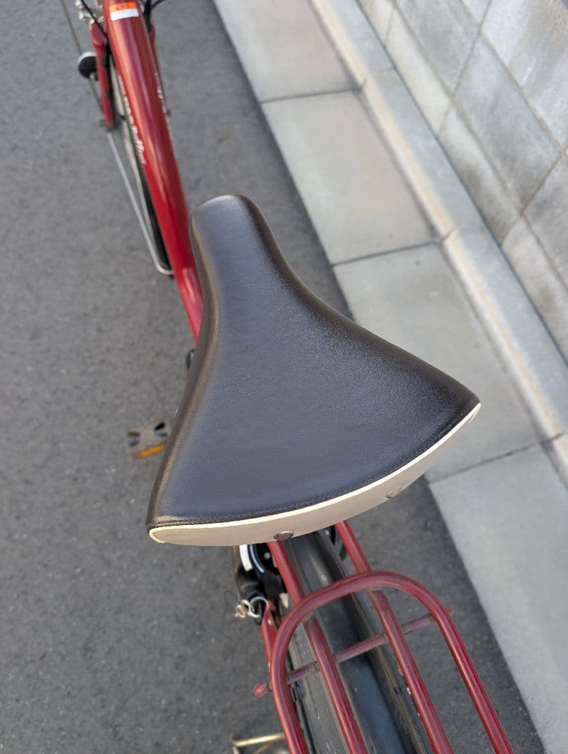 赤い電動アシスト自転車 シティタイプ YAMAHA パス ラフィーネ