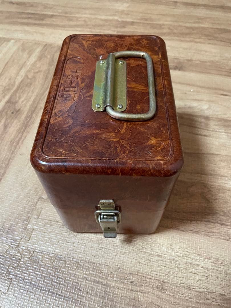 旧ソ連軍、ベークライト製の箱、（線量計ДП-24用）箱のみです！！