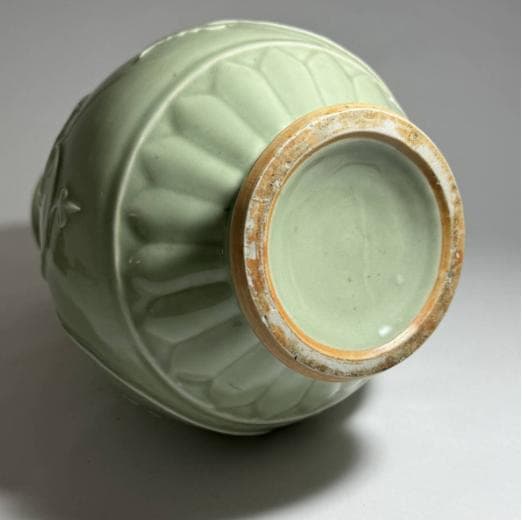 【清時代・景徳鎮窯】青磁牡丹唐草紋双耳瓶