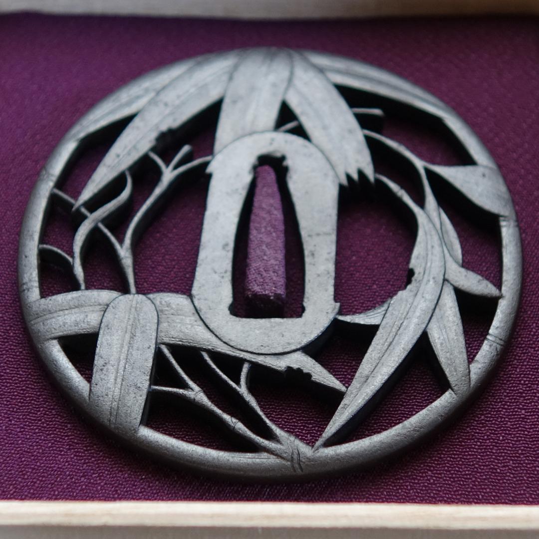 赤坂 鍔 鐔 刀装具 武具 骨董【在銘 武州住忠時 風竹透鍔】(鍔箱付き)