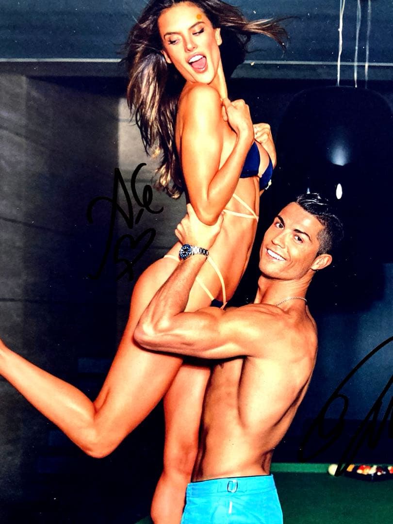 ロナウドとアレッサンドラアンブロシオ直筆サイン入り超大型写真…