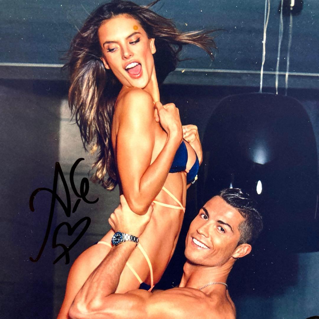 ロナウドとアレッサンドラアンブロシオ直筆サイン入り超大型写真…