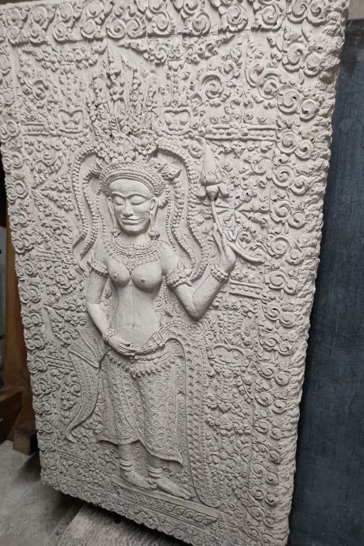 伝統的なアジア風女神像の彫刻