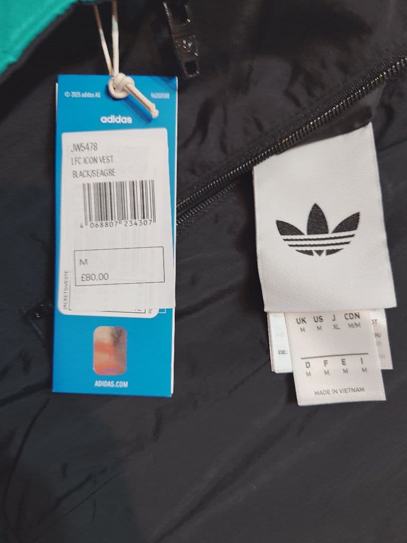 リバプール　25-26　アディダスオリジナルス　中綿ベスト　リバーシブル