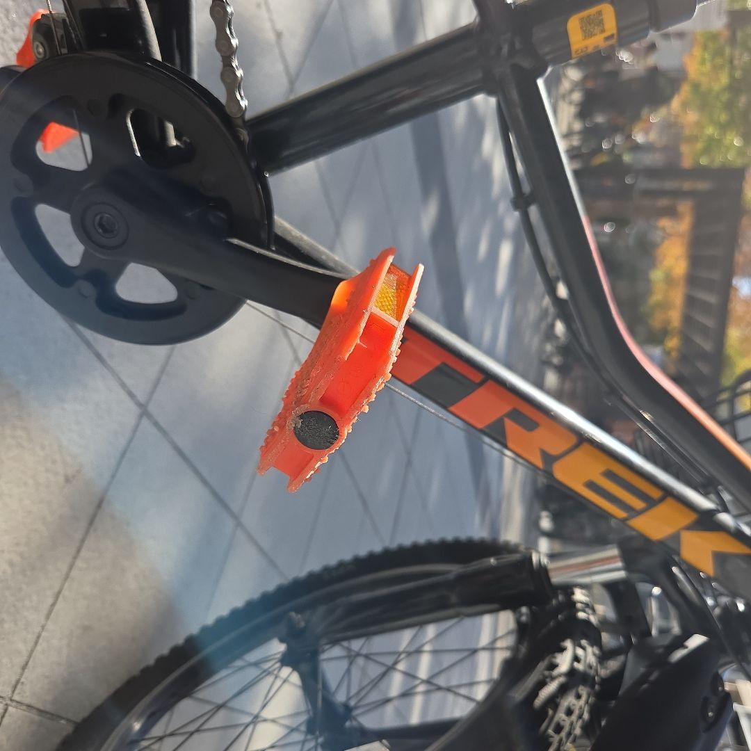 Trek キッズ自転車 20インチ ブラック/オレンジ　(東京都中央区引取のみ)