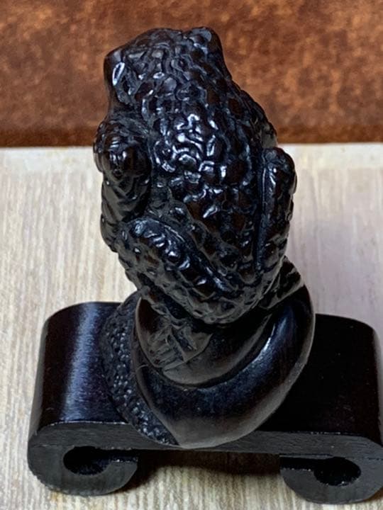 蛙根付  蛙 骨董 銘あり　カエル 置物 縁起物  レトロ アンティーク