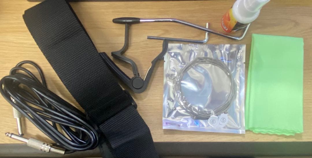 エリス ブラックエレキギター 付属品あり