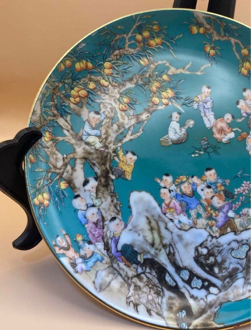 中国古美術・骨董品・旧蔵粉彩陶芸　大清乾隆年製子供迎春彩飾皿・置物・極細工美術品