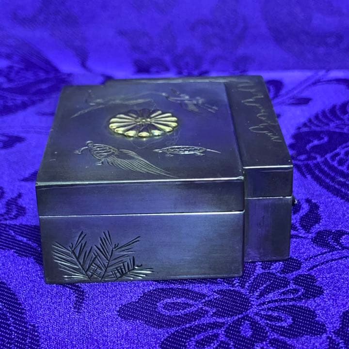 御下賜品　純銀重ね箱型　ボンボニエール　菊紋　鶴亀　皇室
